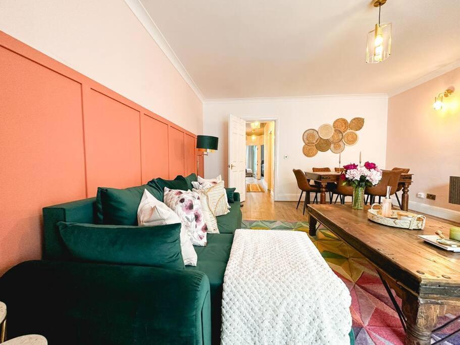 Charming Spacious 2Br Flat Near Station Plus Parking Londres Exterior foto