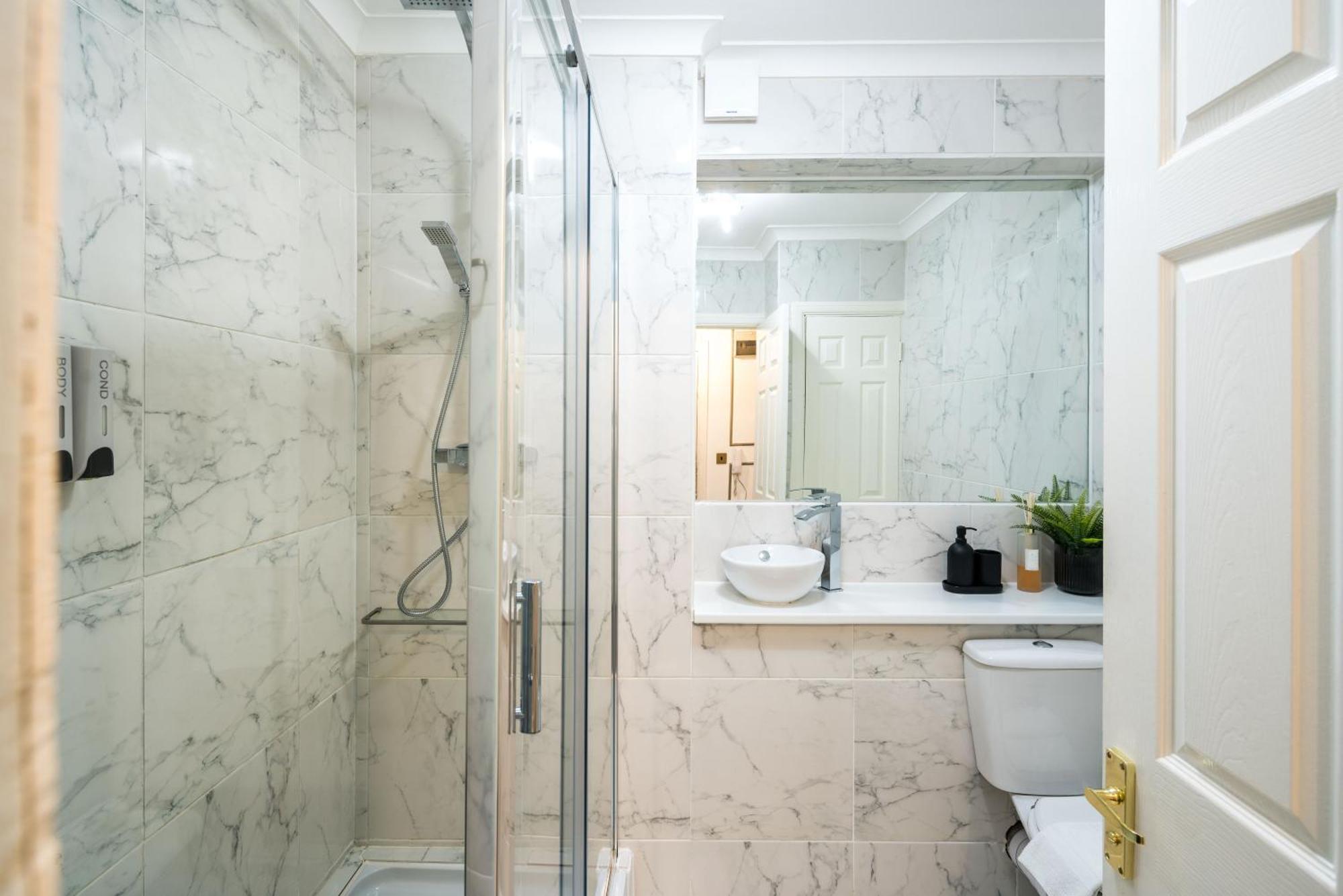 Charming Spacious 2Br Flat Near Station Plus Parking Londres Exterior foto